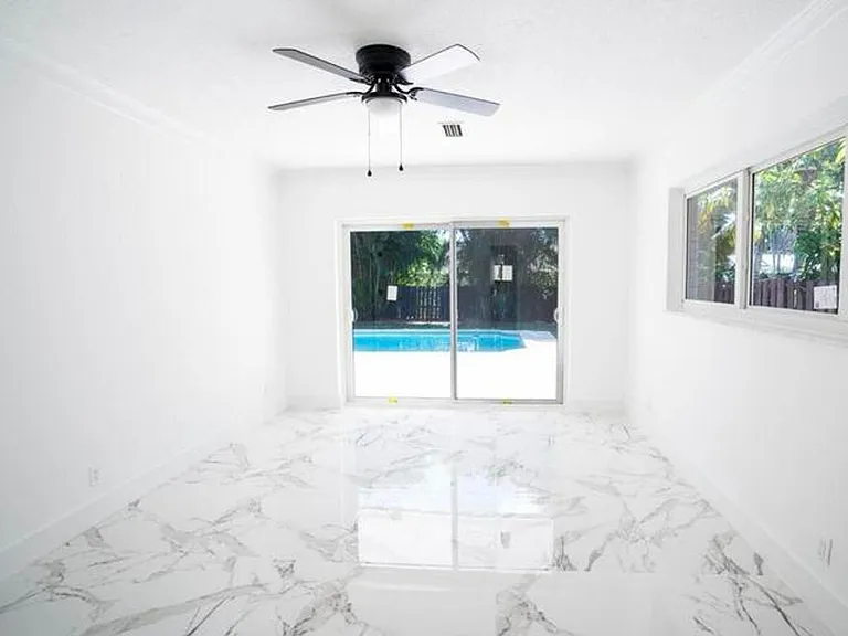 1070 SW 18th St — Photo 5