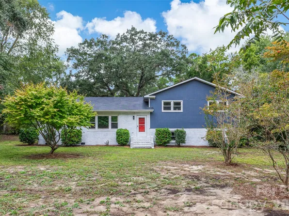 929 E Leonard St, Southport, NC 28461