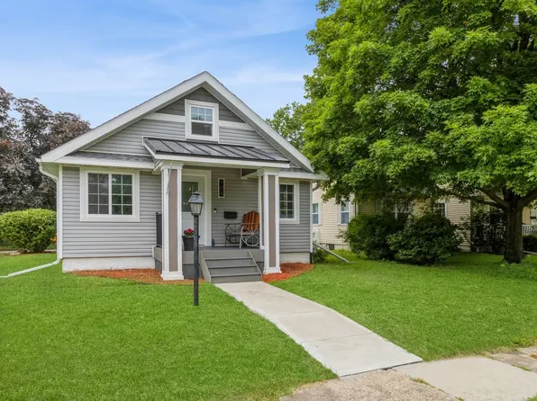 904 11th St, Nevada, IA 50201