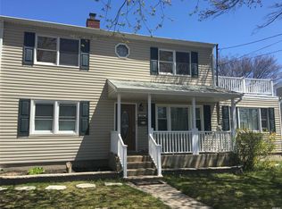 884 S 5th St, Lindenhurst, NY
