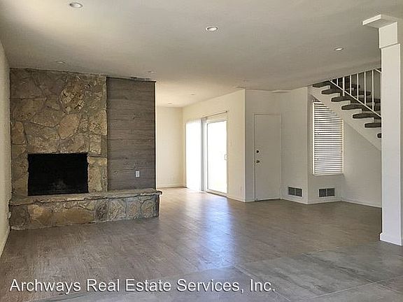 4th image of 18657 Collins St APT 03