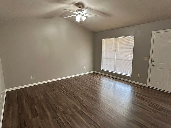 5th image of 135 Rockyreef Cir