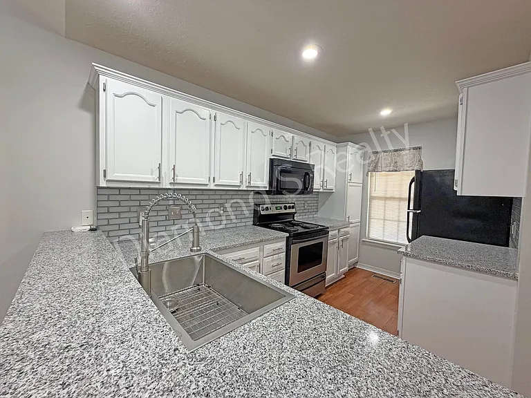1331 W Sackett St — Photo 9
