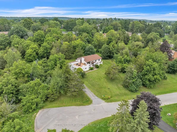 2 Stonehead Cir, Kingston, ON K7L 4V1