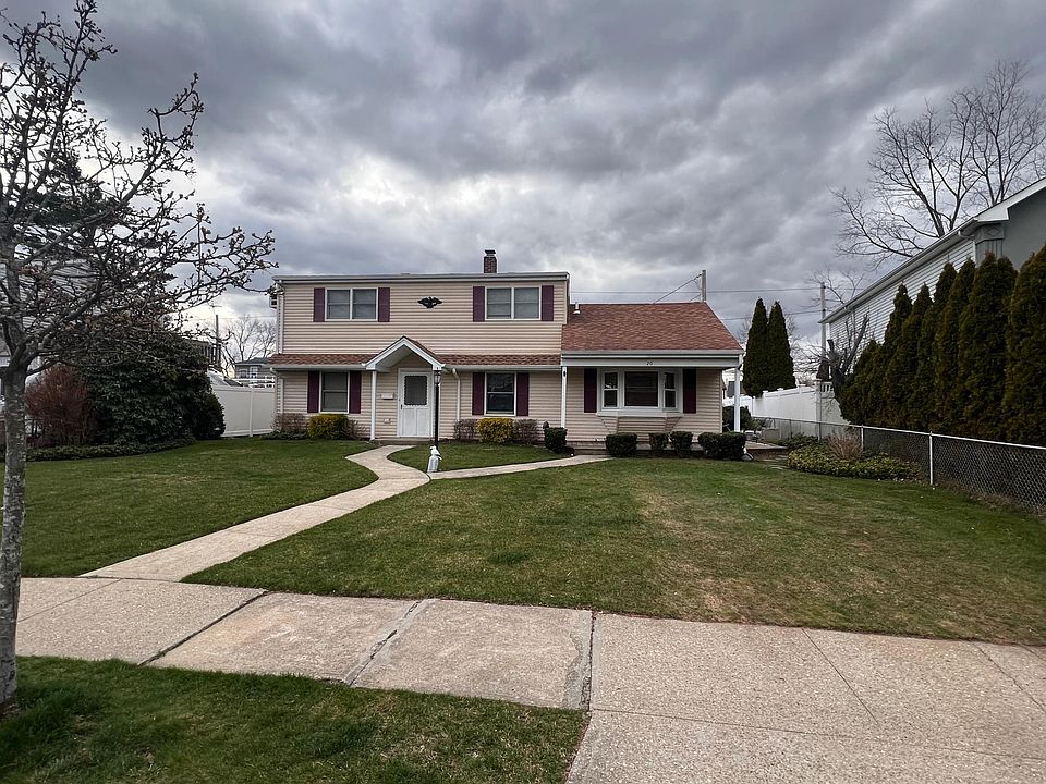 1st image of 20 Acorn Ln