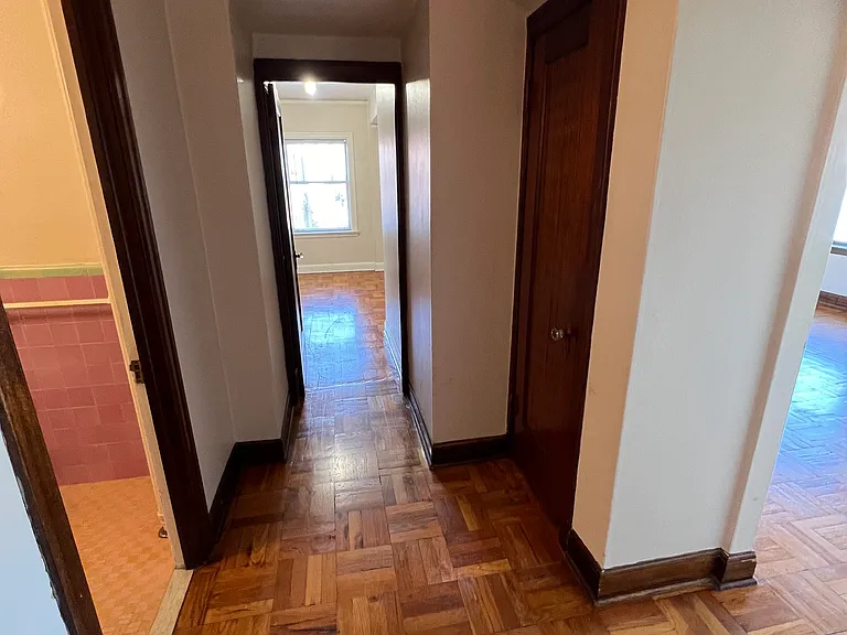 Broadmoor — Photo 10