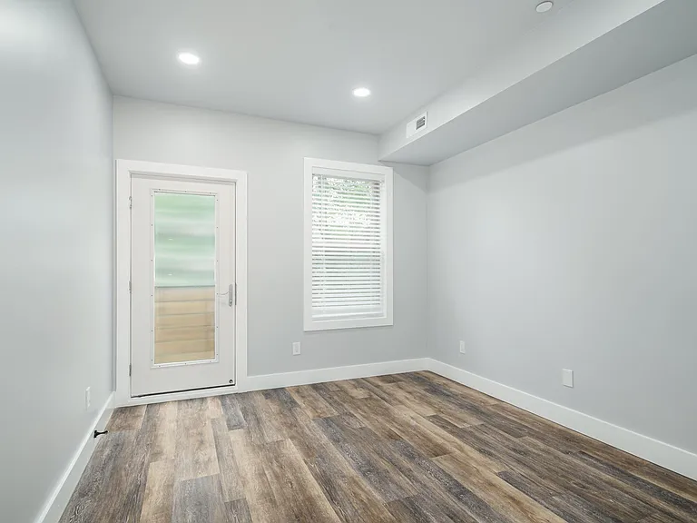 342 W Queen Ln #6 — Photo 12