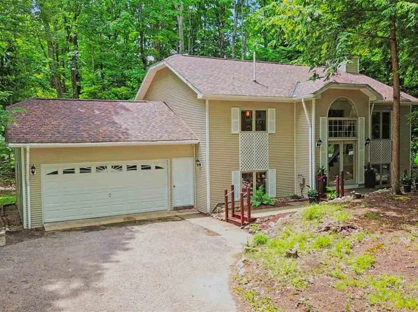 2525 Hemlock Ln, Petoskey, MI 49770