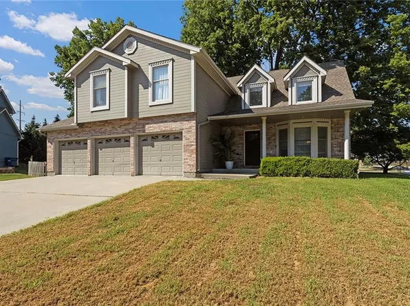 900 White Oak Ln, Liberty, MO 64068