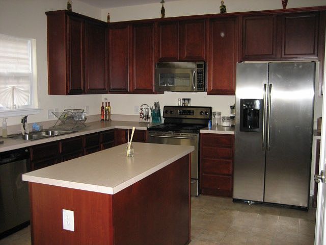 Spacious kitchen w/ stainless steel appliances 
