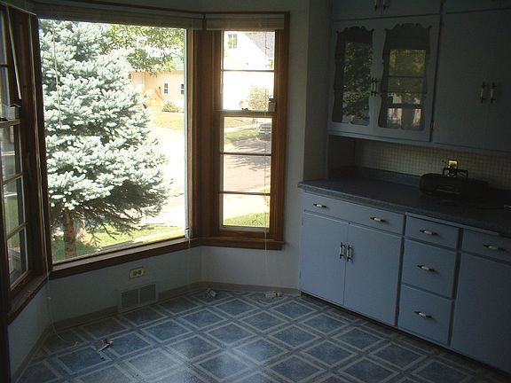 3rd image of 154 Wyoming St E