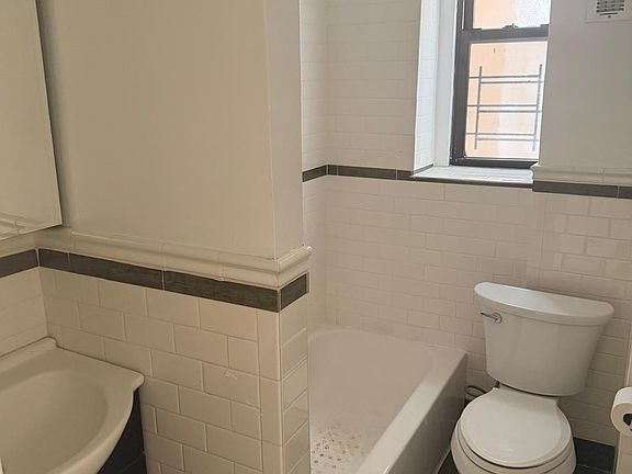 3rd image of 520 W 213th St Unit 1B