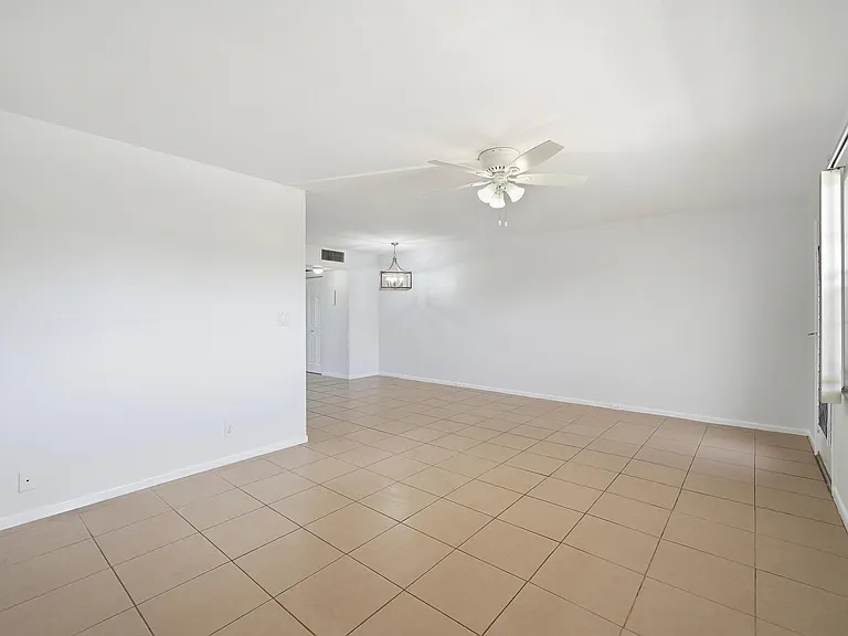2401 Antigua Cir #J3 — Photo 10