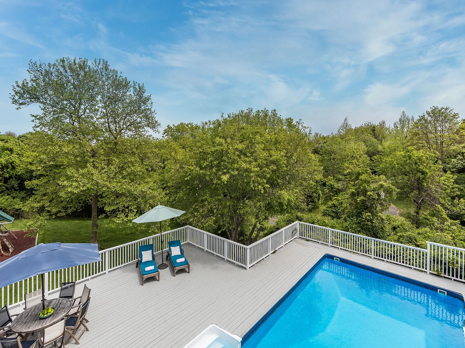 Charming Summer Retreat on a Private Road Pool, Prime Location — Photo 3