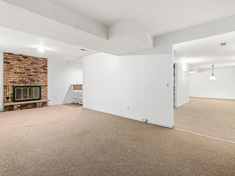 3225 Lanewood Ln N — Photo 31