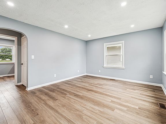 5th image of 352 N Illinois Ave