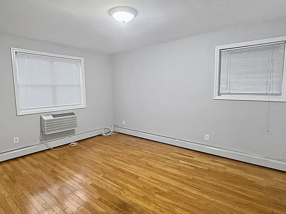 3rd image of 3906 Murdock Ave #1