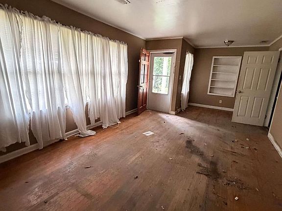 2nd image of 6 Elliott Cir NW