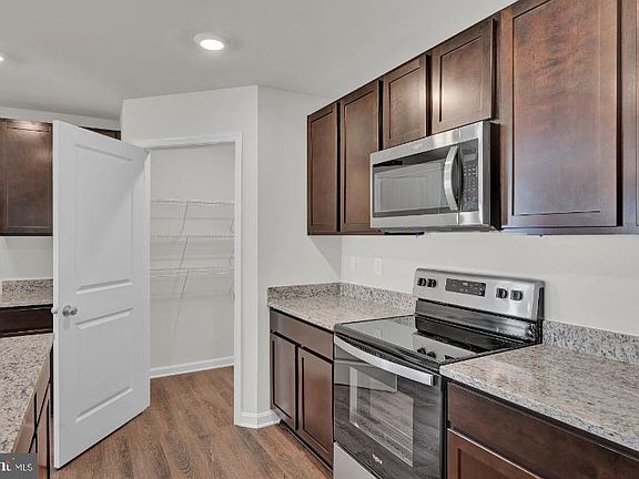 5th image of 133 Grasmere St