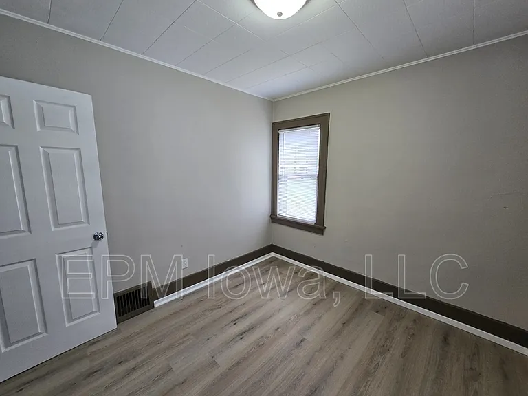 947 Newton St — Photo 10