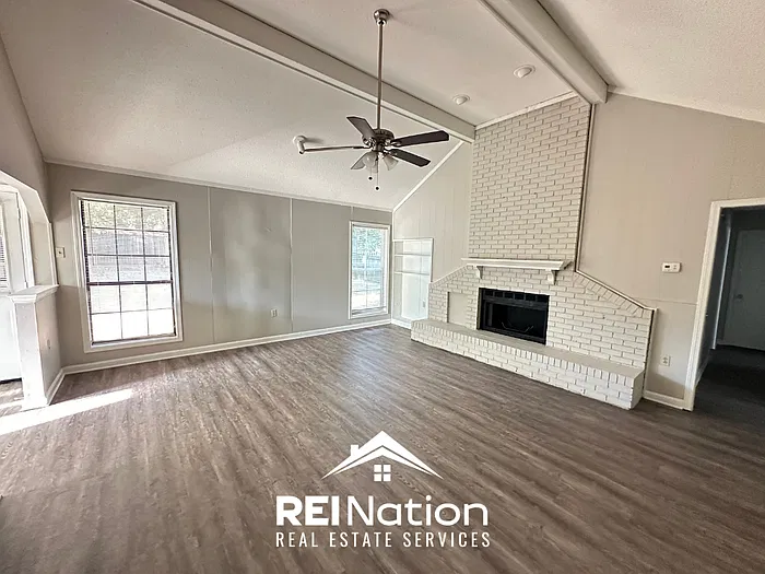 3 bed, 2.0 bath, 1355 sqft, $1,550 — Photo 3