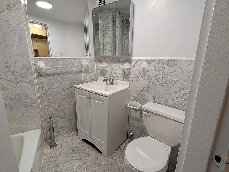 70 Barrow St #4R — Photo 6