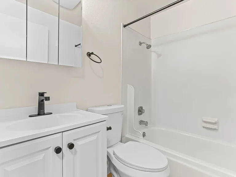 Charbern Apartments — Photo 78