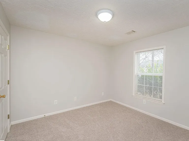 215 E Middlebury Ln SW — Photo 8