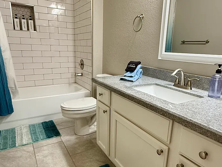 Guest bath - attached to 2nd bedroom with hall access / Jack 'n Jill