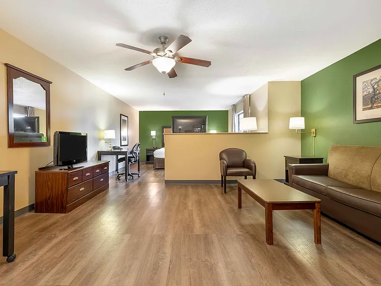 1 Bedroom Suite - 1 King Bed