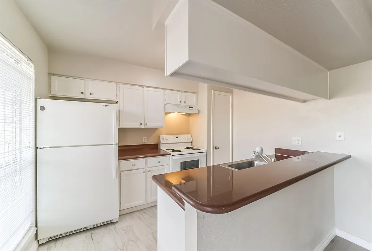 Building Photo - 6202 Skyline Dr #44