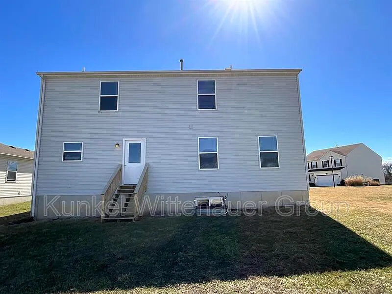 4 bed, 2.5 bath, 2400 sqft, $1,950 — Photo 2