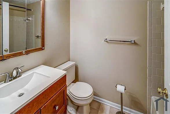 7600 Roscommon Ct #4 — Photo 8