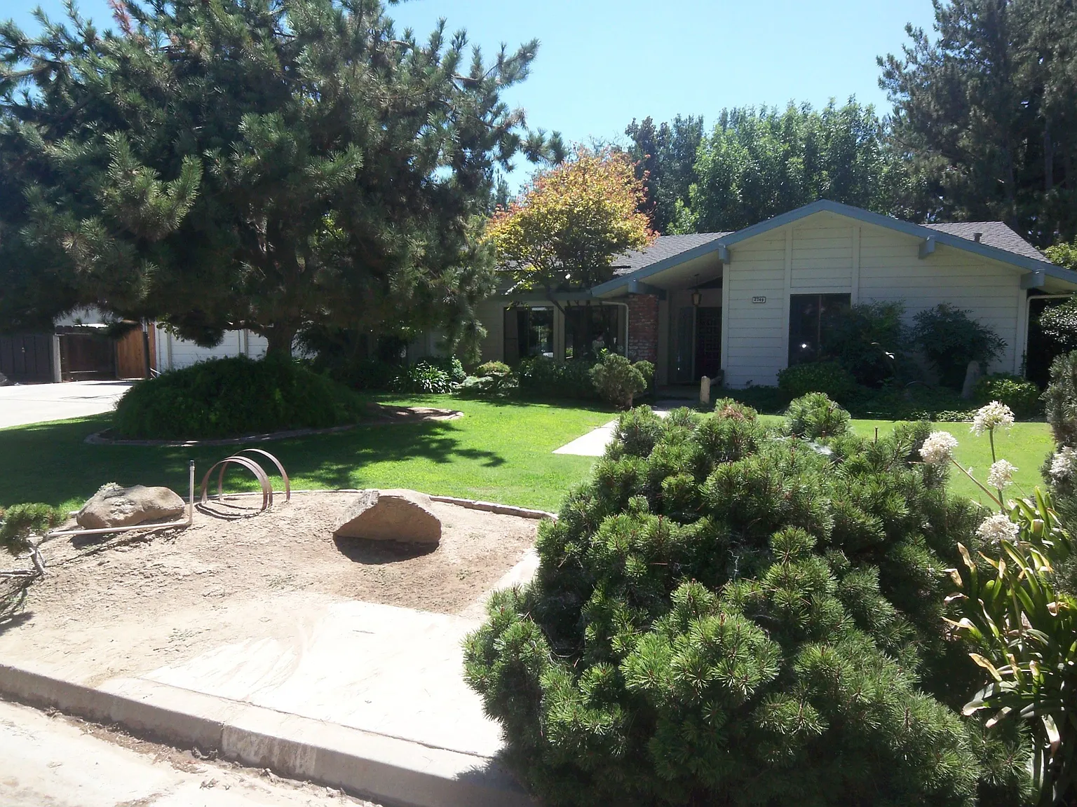 2749 W Browning Ave photo 1