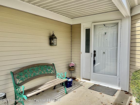 4th image of 1085B Canterbury Dr