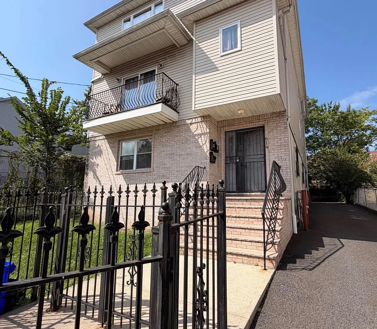 2 bed, 800 sqft, $2,050 — Photo 1