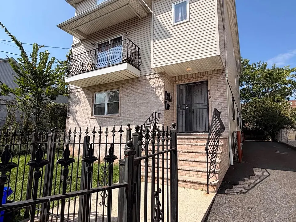 617-619 Hunterdon St #1F