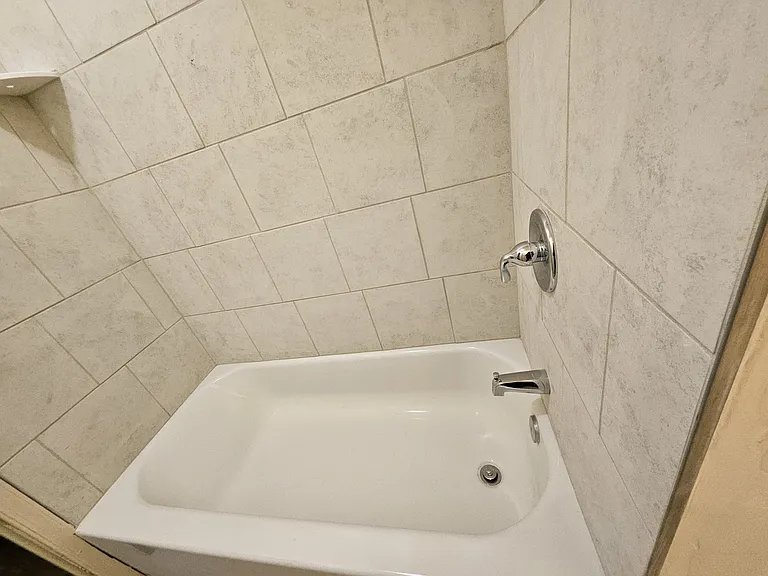 Shower/ tub