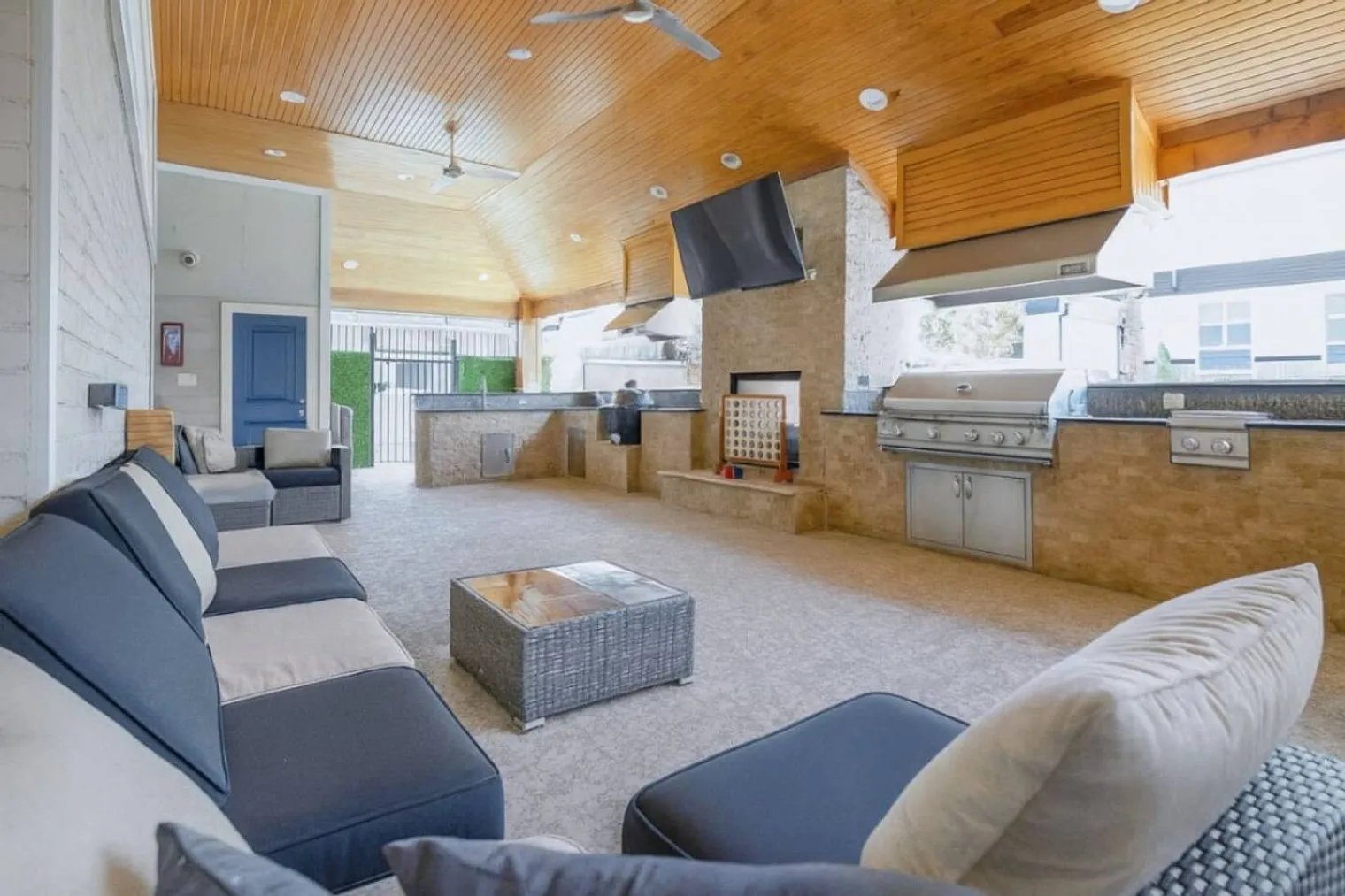 1 bed, 1.0 bath, 656 sqft, $2,519 — Photo 2