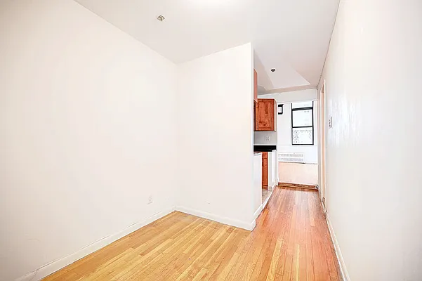 Rented by Urbane Brokerage | media 30