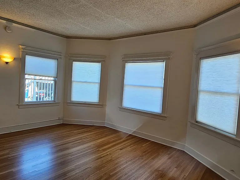 218 1/2 N Kenmore Ave — Photo 32