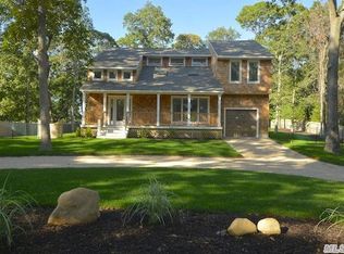 8 Robins Nest Ln, Hampton Bays, NY 11946