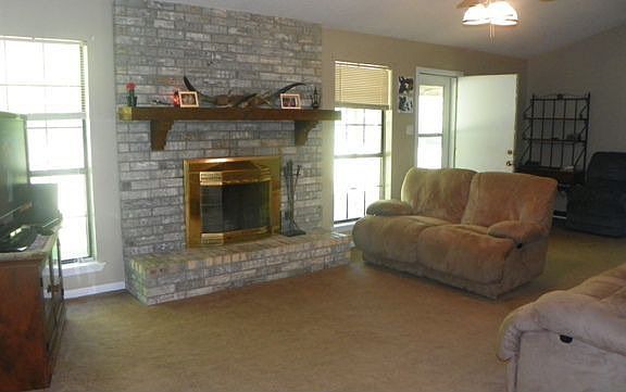 4th image of 201 Old Oak Ln