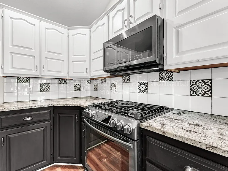 1111 W Poplar — Photo 13