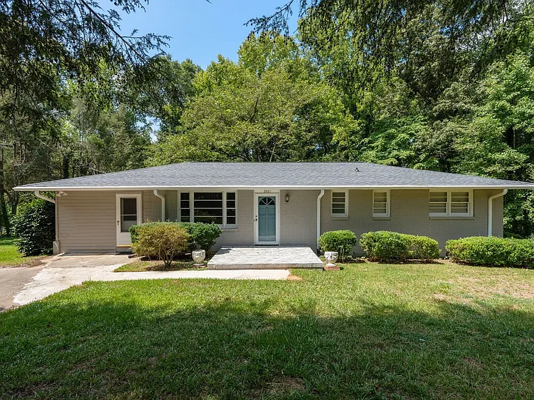 5501 Old Buncombe Rd — Photo 1