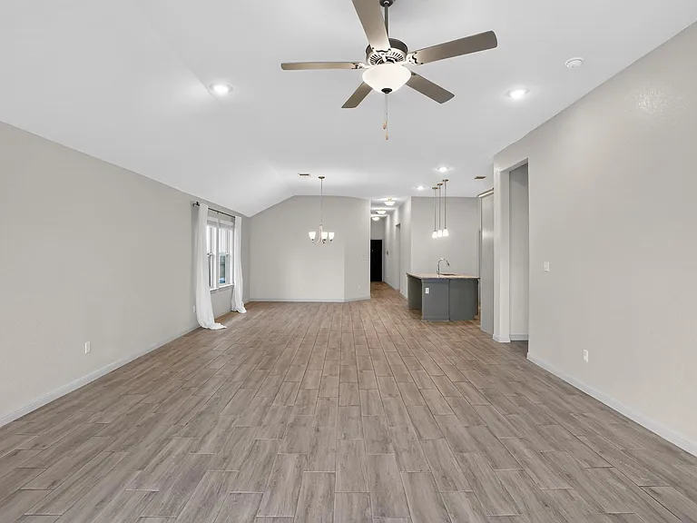 105 Greenway Dr — Photo 2