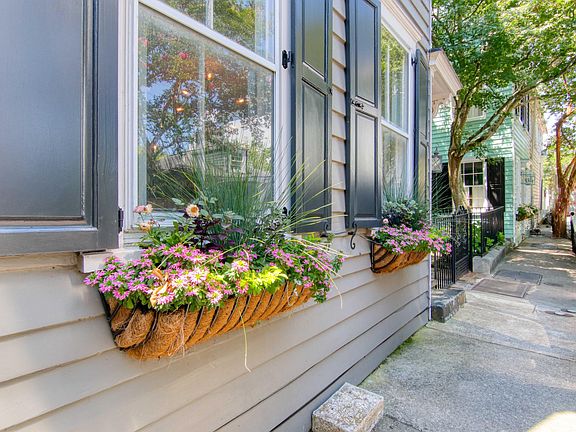 2nd image of 87 Tradd St