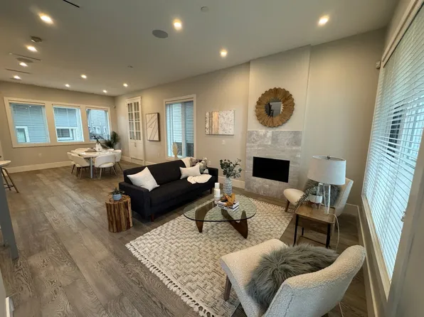 3345 Parker St, Vancouver, BC V5K 2W1