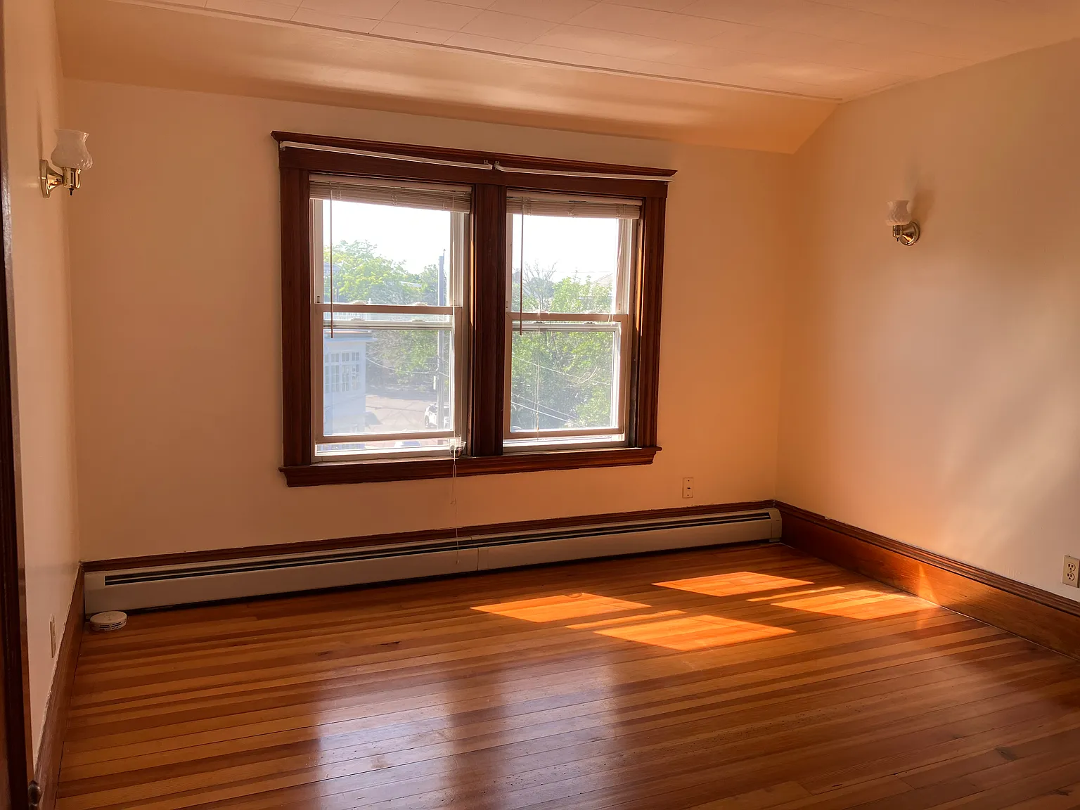 2 bed, 900 sqft, $2,400 — Photo 2