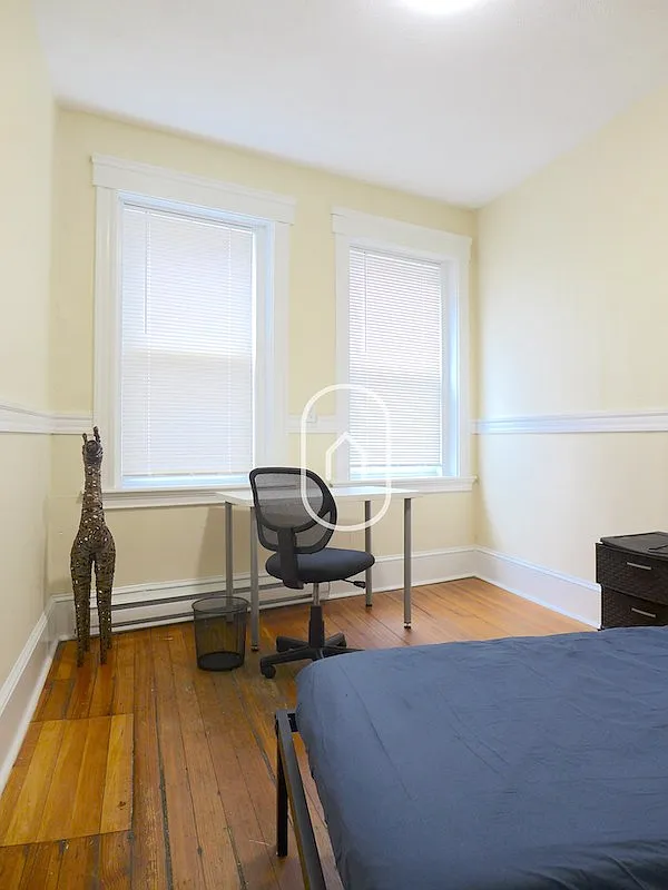 3 bed, 9999 sqft, $3,000 — Photo 1